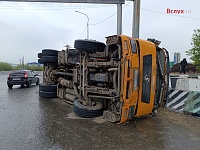 На въезде в Тарманы опрокинулся грузовик