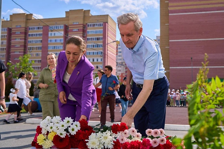 На фасаде тюменского детсада появился портрет героя