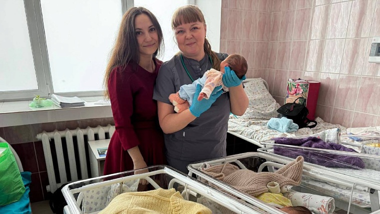 Ко дню семьи в Тюмени родились тройняшки