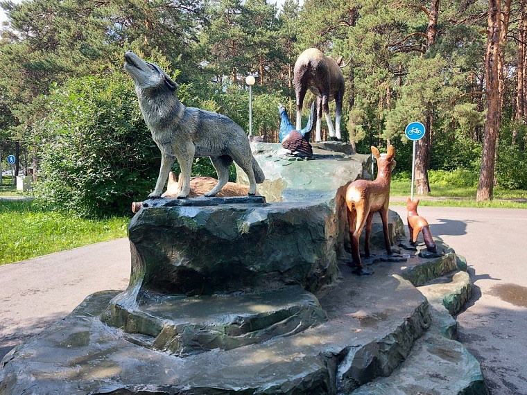 В Гилевской роще Тюмени отреставрировали фигуры зверей