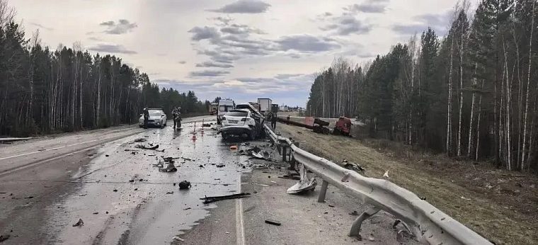 Трасса Тюмень - Ханты-Мансийск перекрыта из-за столкновения двух большегрузов и "Мазды"