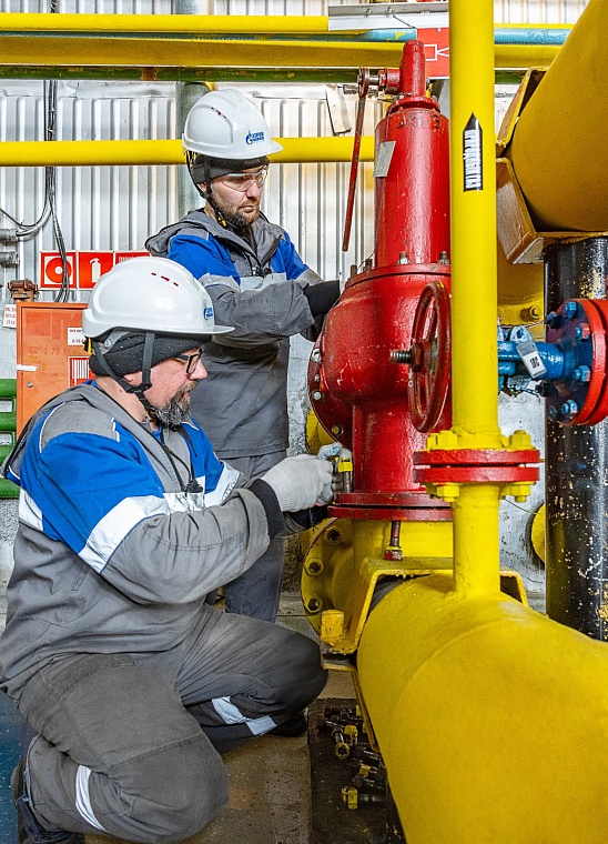 Сотрудники промысла производят установку сбросных предохранительных клапанов