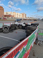 Тюменские водители сдают старые шины в бесплатный пункт приема