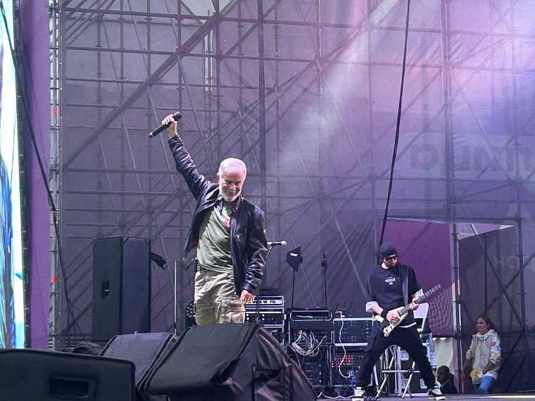 Олег Газманов и Максим Афанасьев вручили дроны бойцам СВО