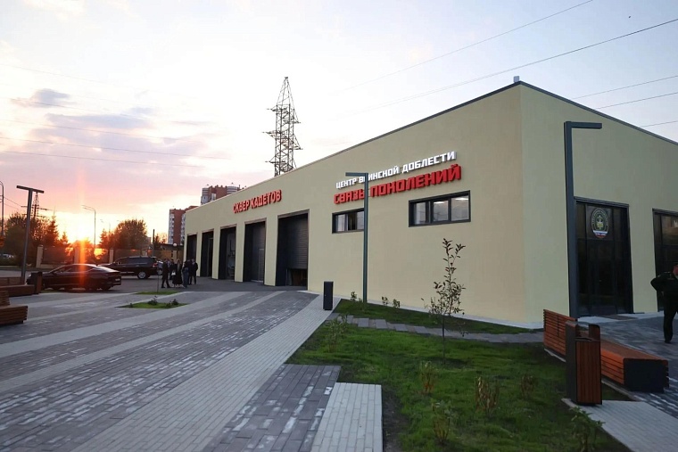 В Тюмени торжественно открыли сквер Кадетов, которому посвятили песню