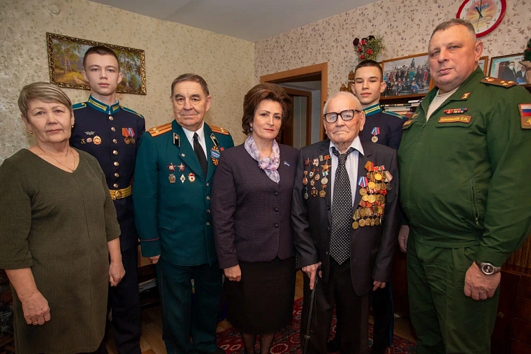 Светлана Иванова с кадетами навестила ветеранов Великой Отечественной войны