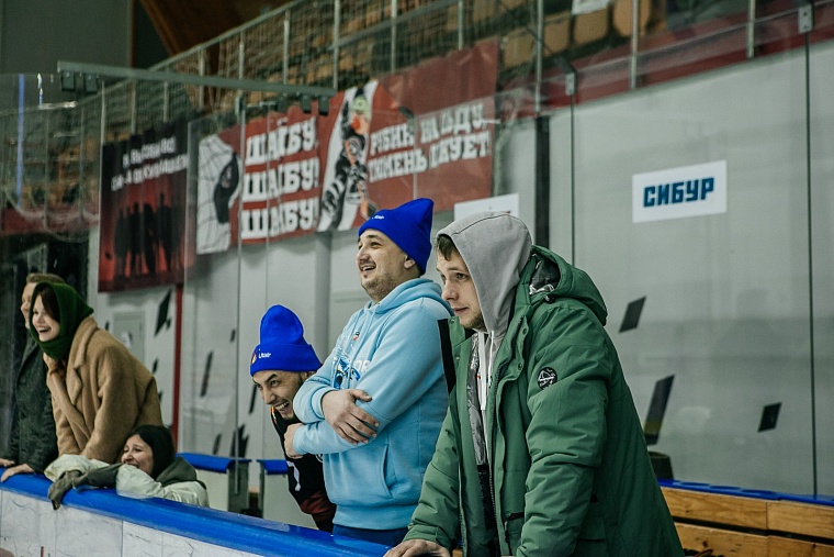 Хоккей на валенках объединил авитаторов