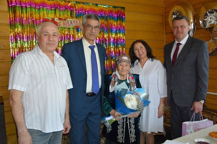Ветерану труда из Вагайского района вручили поздравительную открытку от президента Владимира Путина