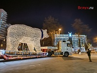 На Цветном бульваре в Тюмени установили семью белых медведей