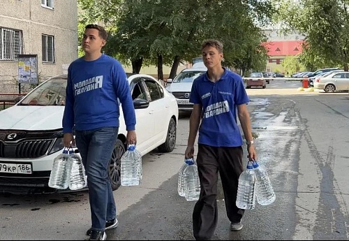 «Чистая вода»: общественники продолжают адресную доставку питьевой воды жителям Тюмени