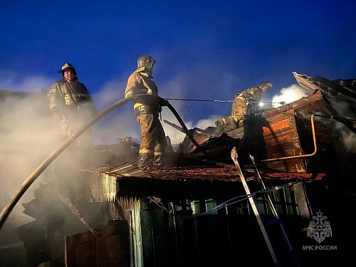 В Винзили тушили крупный пожар в частном доме