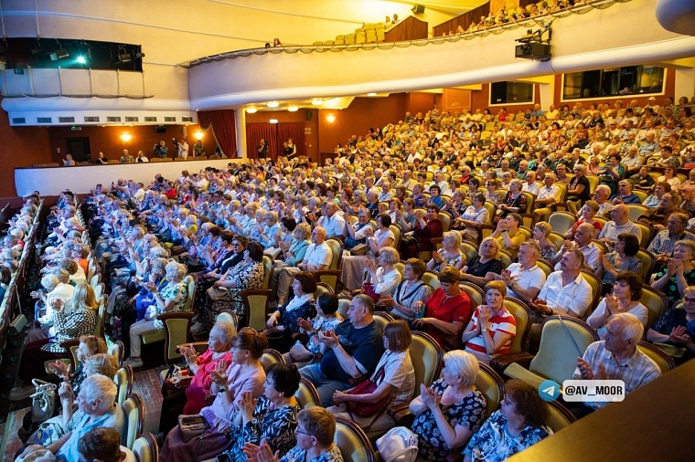 Губернатор Александр Моор поздравил с юбилеями города Ямала