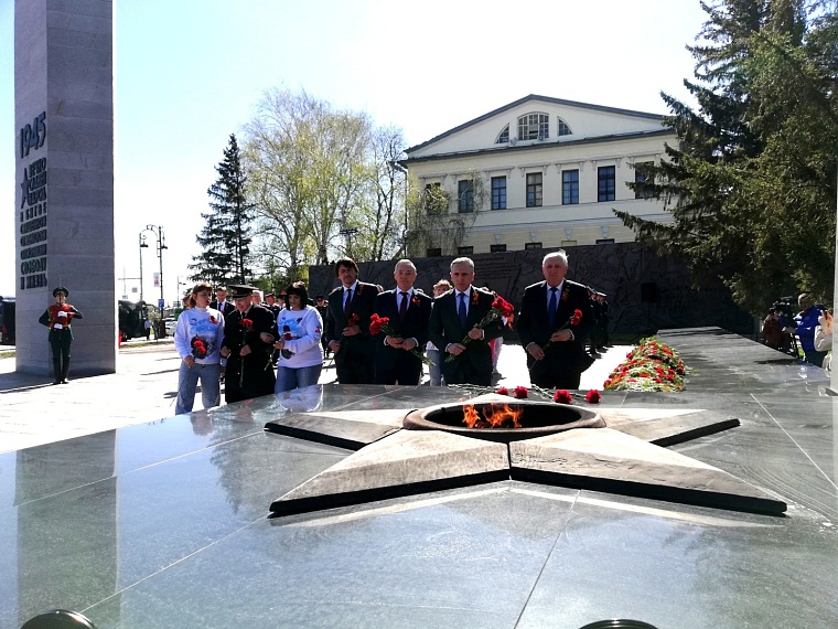 В Тюмени возложили цветы к Вечному огню