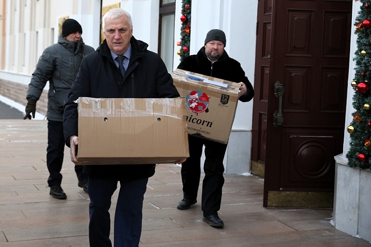 Депутаты облдумы отправили гуманитарный груз в зону СВО с новогодними подарками для бойцов