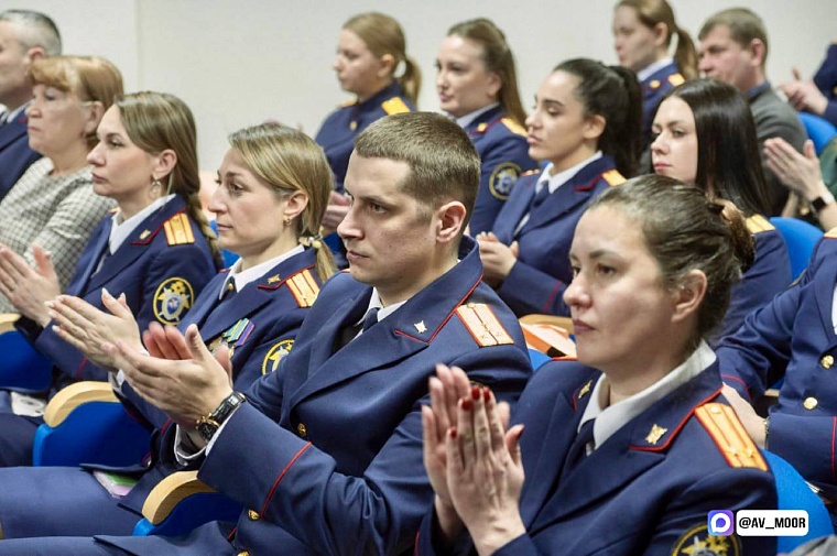 Александр Моор: Труд следователей помогает поддерживать порядок и безопасность в обществе