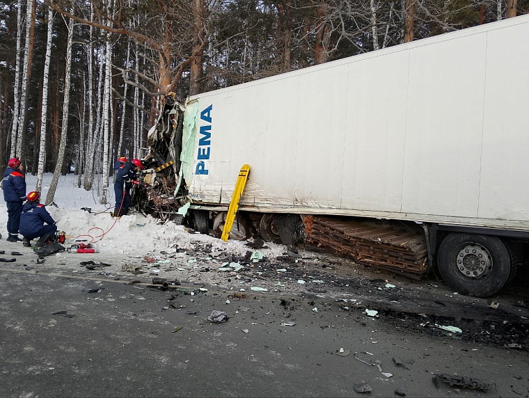 Подробности массового ДТП на дороге Тюмень - Боровский - Богандинский: одного водителя пытаются спасти
