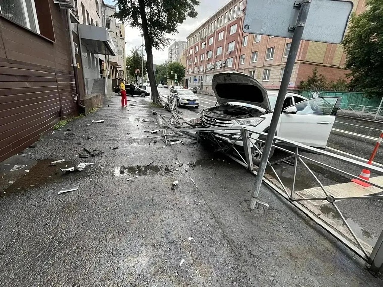 В центре Тюмени «Хенде» влетел в ограждение и скрылся с места ДТП
