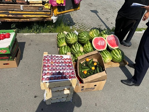 Нелегальный торговец с ул. Бушуева: тюменец закупался на оптовом рынке и продавал фрукты прохожим