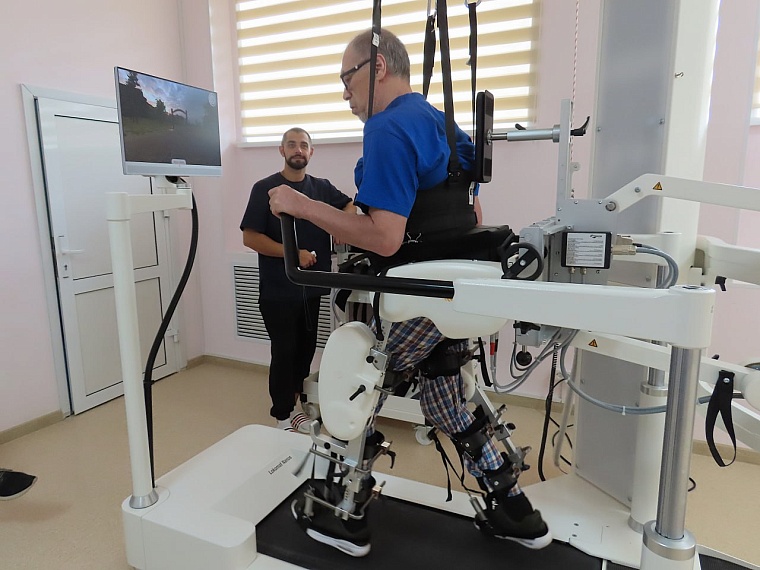 130 тюменцев вновь научились ходить с помощью робота