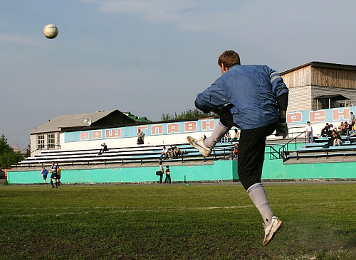 В Тюмени проходят жаркие матчи по дворовому футболу