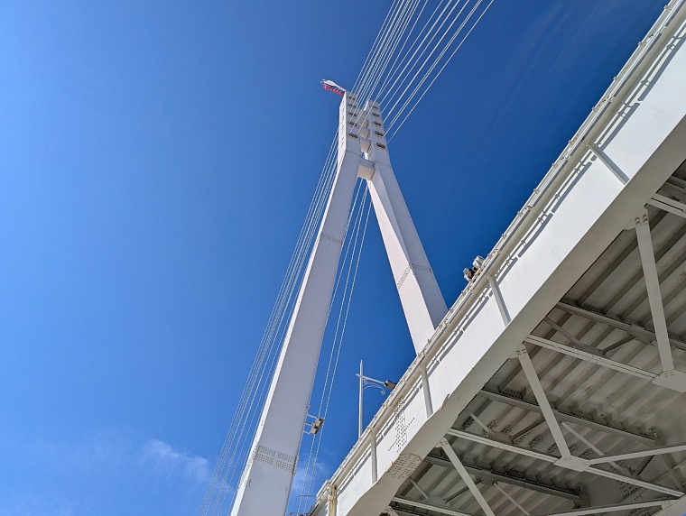 Сегодня Знамя Победы водрузят на мост Влюбленных в Тюмени