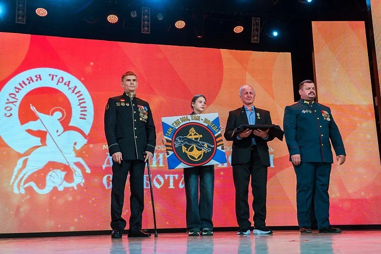 В Тюмени отцу и дочери погибшего бойца передали восстановленный китель с его наградами