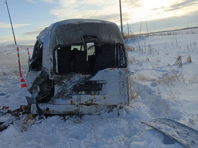 На трассе Тюмень - Омск опрокинулся рейсовый микроавтобус с пассажирами