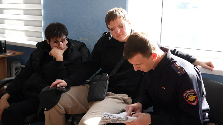 В Тюмени оштрафовали пассажиров «Лады»-кабриолета без номеров