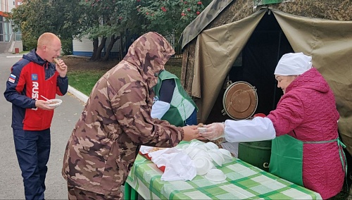 Тюменцы пробуют кашу на полевых кухнях в рамках "Тюменской осени"