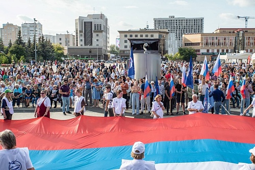 В Тюмени проходит праздничный концерт в честь дня Российского флага