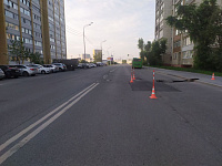 На улице Самарцева в Тюмени повреждено дорожное полотно