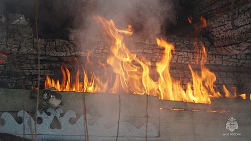 В деревянном доме в центре Тюмени во время пожара погиб человек