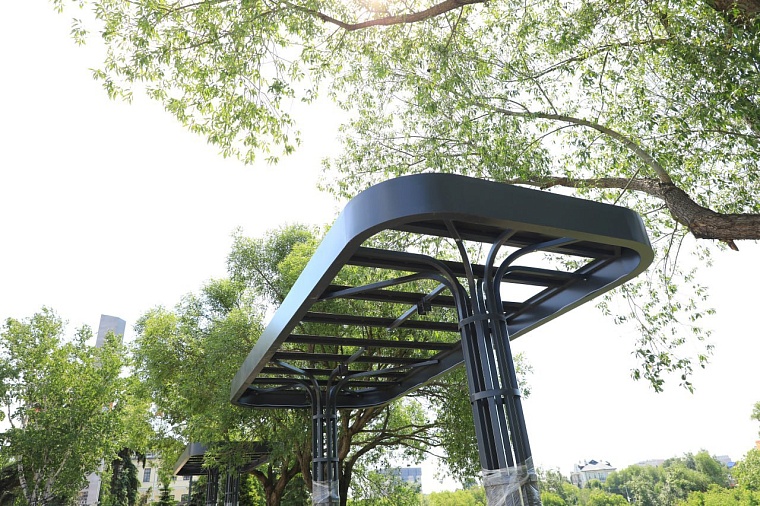 На Исторической площади в Тюмени завершают установку скамеек-качелей с навесами