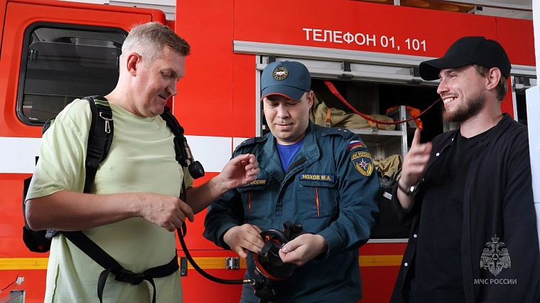 Реальные пожарные: киноактер Игорь Ознобихин побывал в гостях в тюменском управлении МЧС