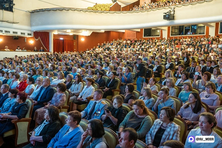 Александр Моор - педагогам: Наша цель – чтобы дети выросли умными, мыслящими и настоящими патриотами России