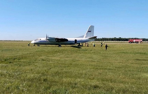 В тюменском Рощино самолет выкатился за пределы взлетной полосы