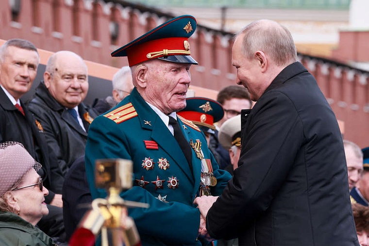 Президент России поздравил фронтовика из Тобольска с Днем Победы на Красной площади