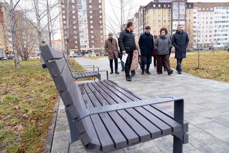 Депутаты Тюменской гордумы оценили благоустройство сквера на ул. Мебельщиков