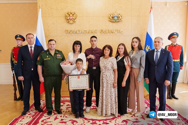 Александр Моор вручил  Золотую Звезду Героя России семье военнослужащего  Альберта Тяна
