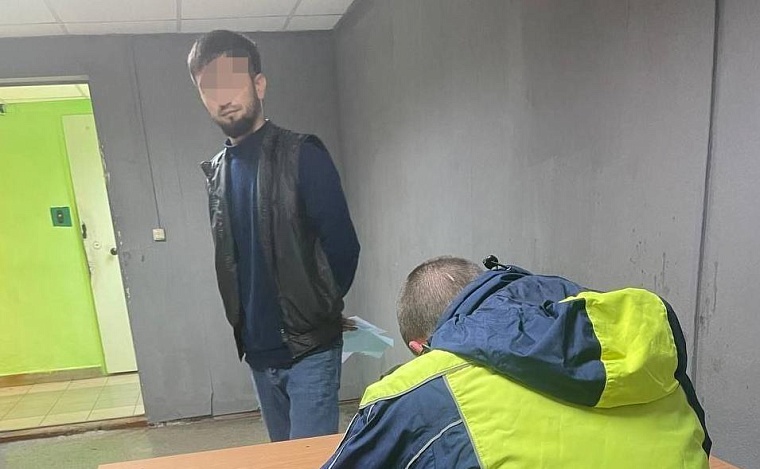 Тюменские автоинспекторы остановили таксиста-мигранта без водительских прав