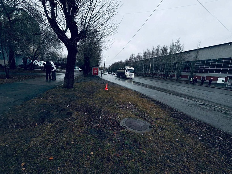 Отказали тормоза: на газоне ул. Республики в Тюмени "Хонда" сбила ребенка