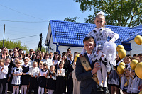 "Последние звонки" в школах Тюменской области - история в фотографиях
