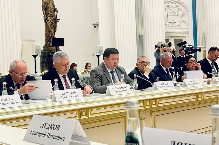 Владимир Путин: Идеология агрессивной русофобии направлена против всех народов нашей страны