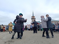 Добрый знак! Во время открытия памятника героям войны в Тюменской области пролетела стая журавлей