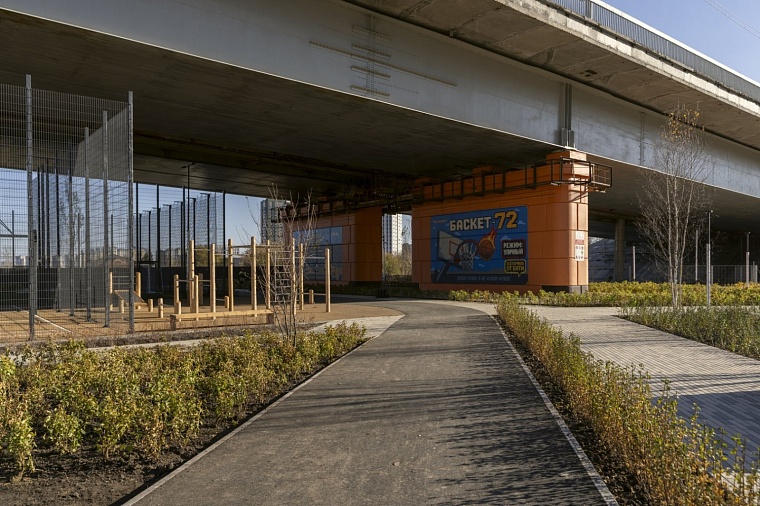 В Тюмени открыли новый участок набережной Туры со спортплощадкой под мостом