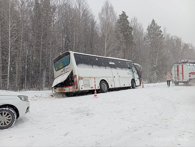 Двойное ДТП: на трассе под Тобольском фура снесла машины МЧС и ГАИ