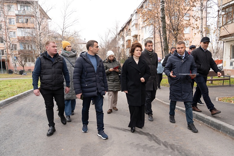 Депутаты Тюменской гордумы оценили благоустройство большого двора в районе КПД