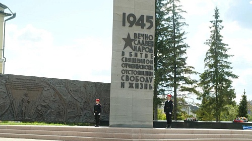 Школьники Тюмени заступили в почетный караул к Вечному огню