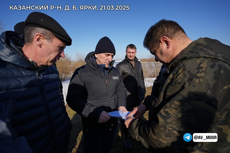 В Казанском районе для защиты домов от паводка возводят земляную насыпь
