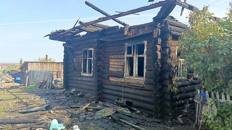 В Тюменской области из-за неисправного аккумулятора сгорели дом, гараж и автомобиль